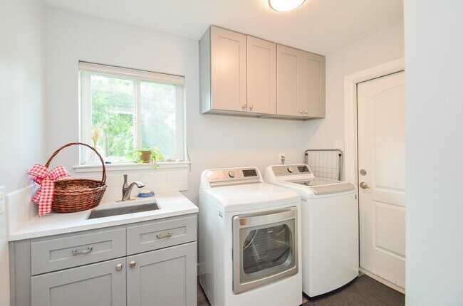 Building Photo - 1101 Guinea Dr