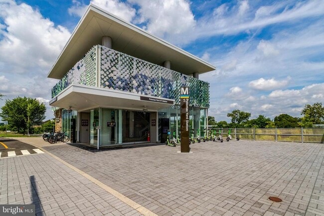 Building Photo - 711 McKenzie Ave