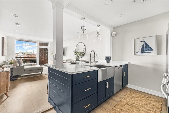 Building Photo - 300 Commercial St