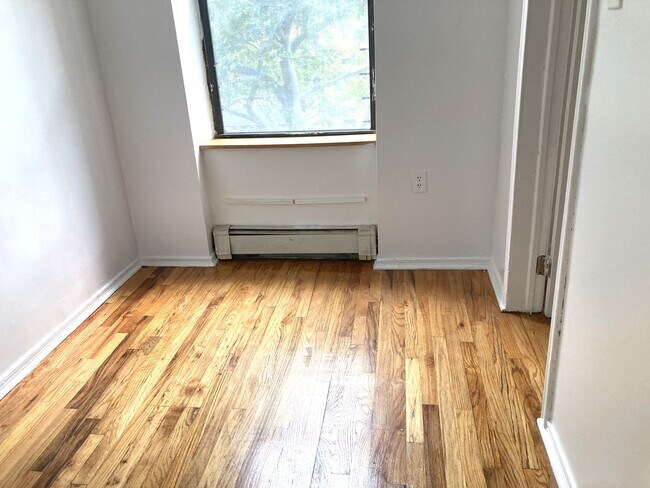 Building Photo - 453 Marion St