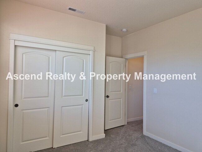 Building Photo - Available Immediately Minutes to Orenco Sh...