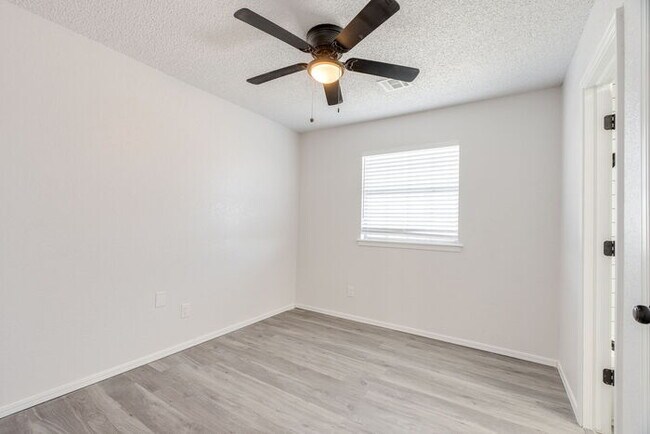 Building Photo - 11715 N Francis Ave