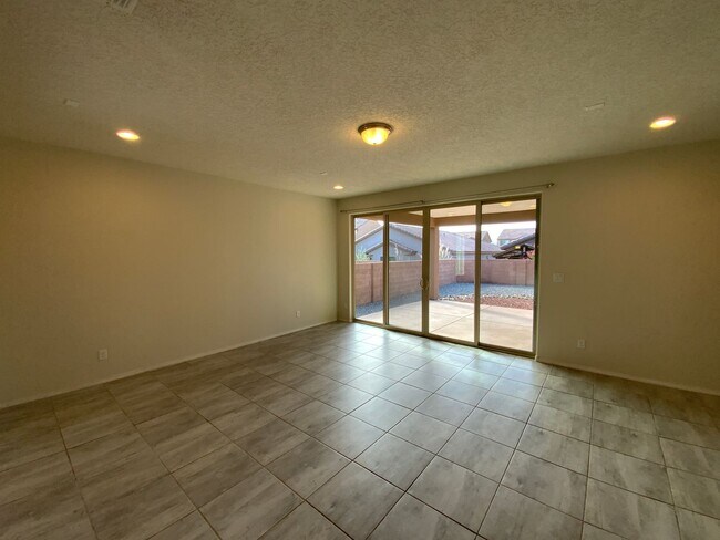 Building Photo - Beautiful 3 Bedroom Plus Office Recent Con...