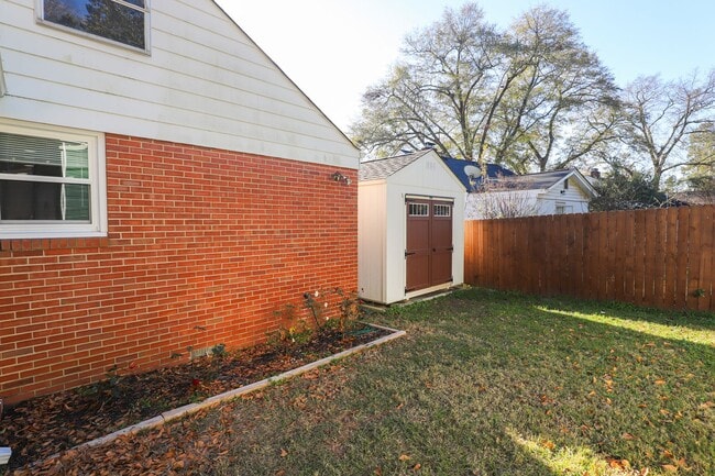 Building Photo - 1709 Oak Dr