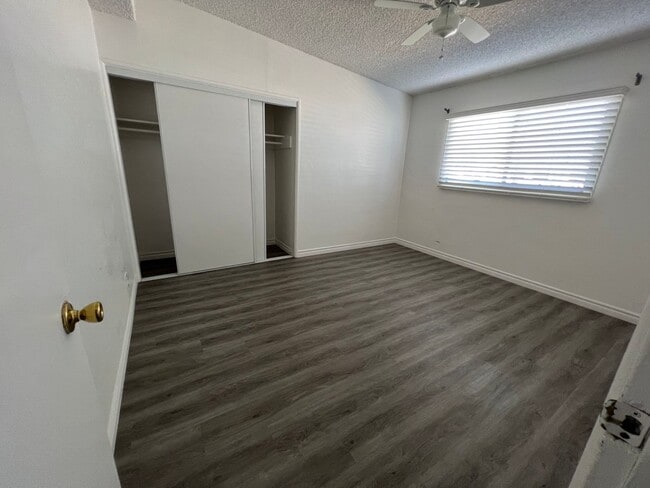 Building Photo - 4BD/2BA In La Mirage. Nice Backyard!