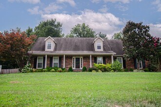 Building Photo - Pet Friendly Three Bedroom!