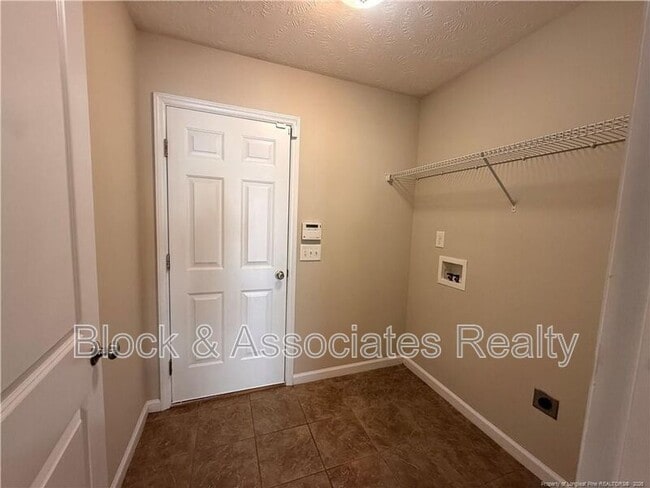 Building Photo - 402 Colonist Pl