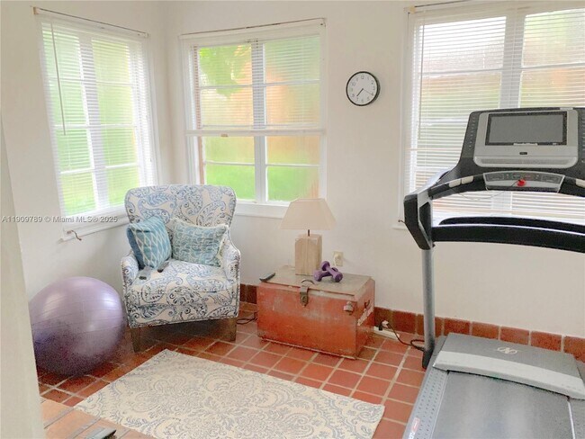 Building Photo - 1306 Madrid St