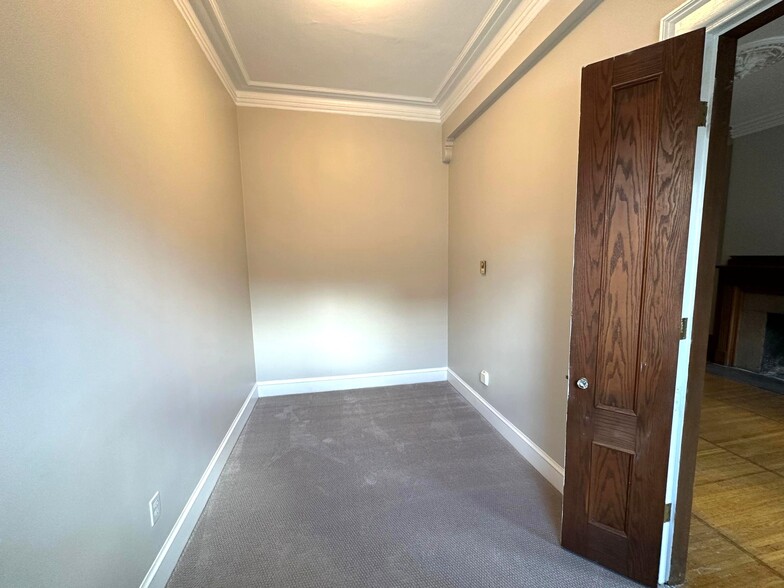 Building Photo - 32 Gloucester St