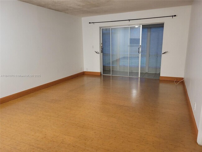 Building Photo - 950 Hillcrest Dr
