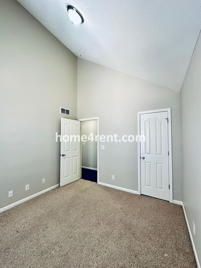 Building Photo - Spacious Four Bedroom Northland Home with a Finished Basement, 3 car garage and Fenced Yard!