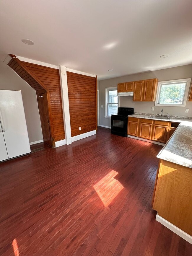 Building Photo - 5 Bedroom/1 bath Single family house