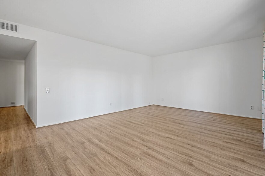 Building Photo - 3338 La Mesa Dr