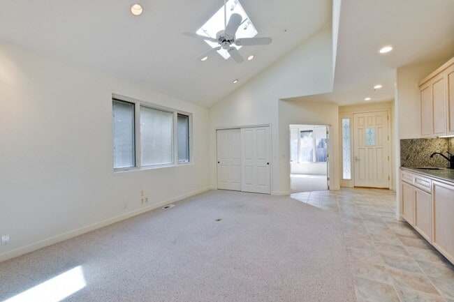 Building Photo - Large 3,767 sqft home on a 10,000 sqft lot- 2 bed located on 1st floor w/ separate entrance - Top...