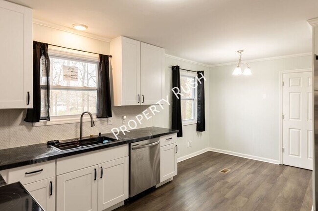 Building Photo - 2290 Malibu Dr SE
