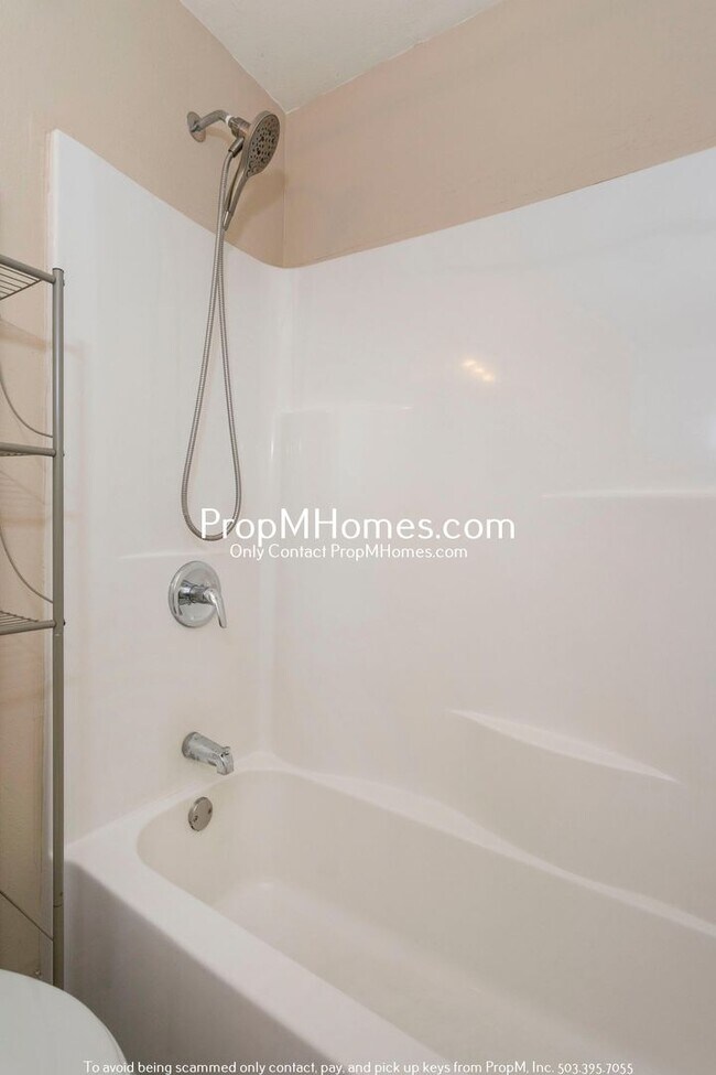 Building Photo - Updated Three Bedroom Duplex in the Heart of Oregon City!