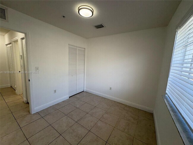 Building Photo - 2092 NE 167th St