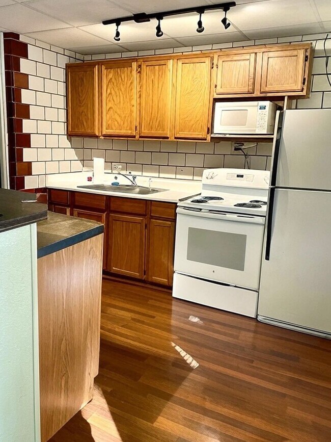 Building Photo - 547 W Main St