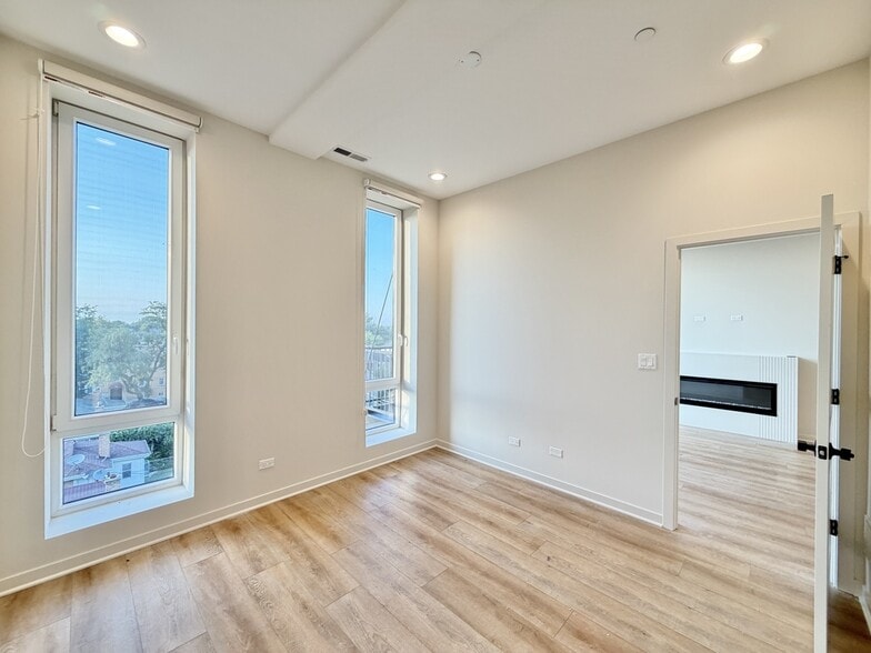Building Photo - 3207 N Narragansett Ave