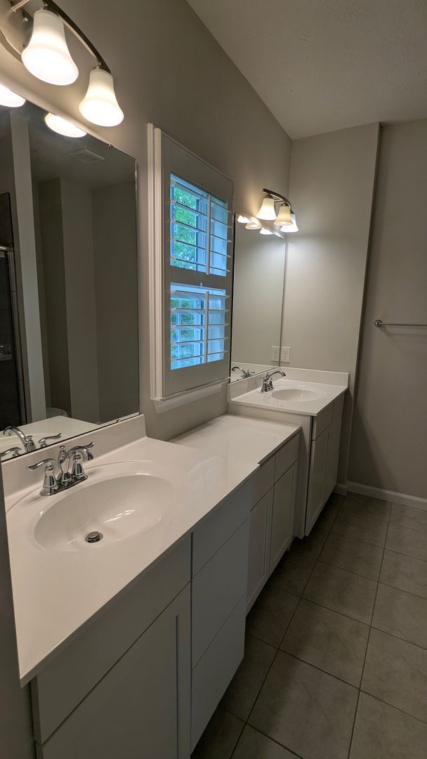 Building Photo - Luxury Townhome in Avon Ohio