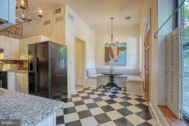 Building Photo - 400 E Cross St