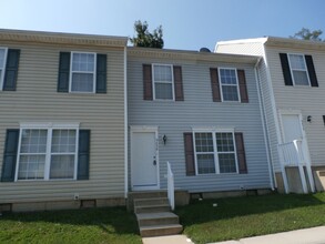 Building Photo - 3 Bedroom Townhouse