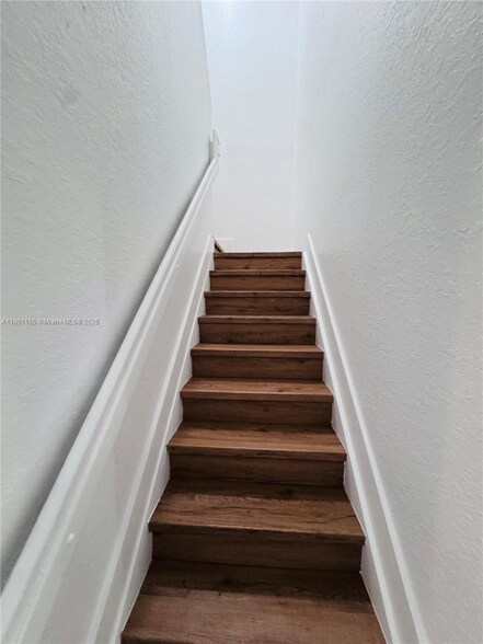 Building Photo - 949 SW 6th Pl