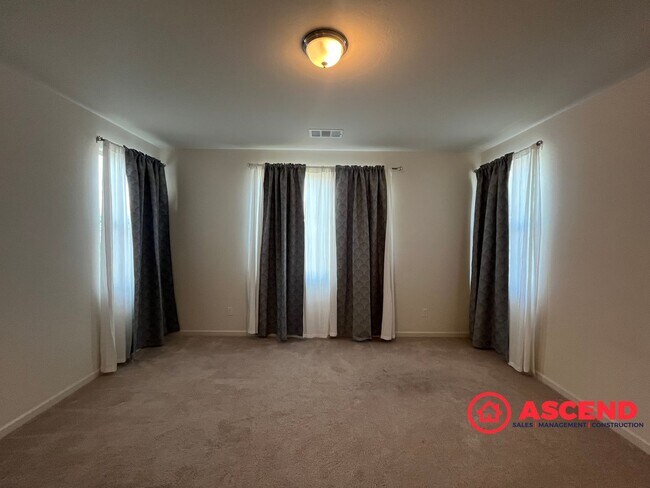 Building Photo - Alluring Home Located In HOA!