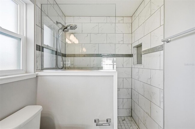 Building Photo - 2 Lynton Pl