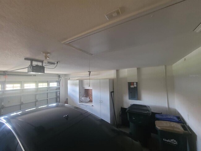 Building Photo - 4665 Whispering Oaks Dr