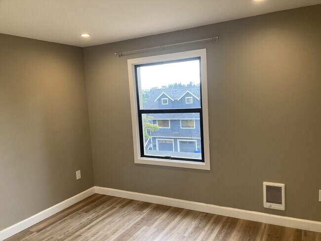 Building Photo - 3059 30th Ave W