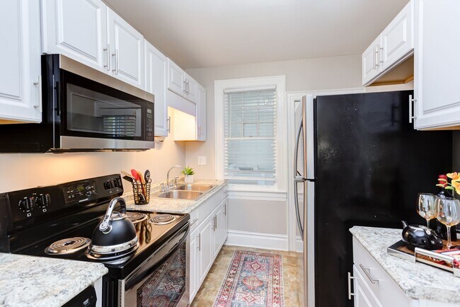 Building Photo - Available Now - Adorable and Spacious!  2 ...