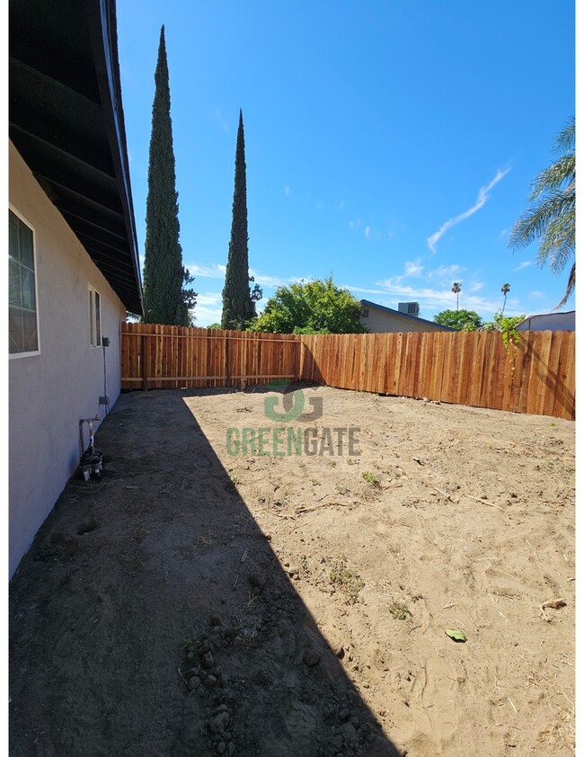 Building Photo - 901 Valente Way