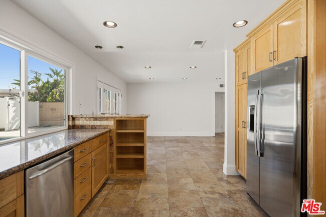 Building Photo - 18113 Bromley St