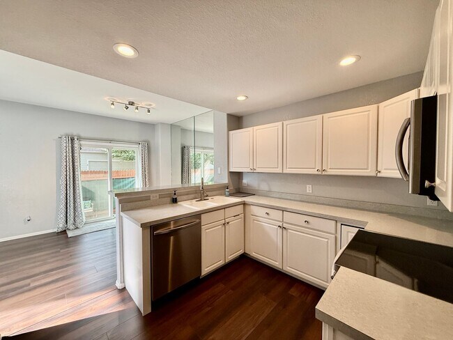 Building Photo - Beautiful 2 Bedroom Townhome- Minutes from...