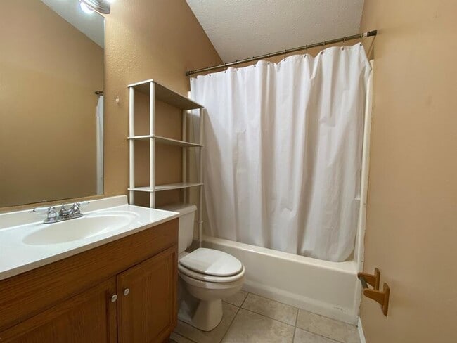 Building Photo - 9675 Hollyhill Dr
