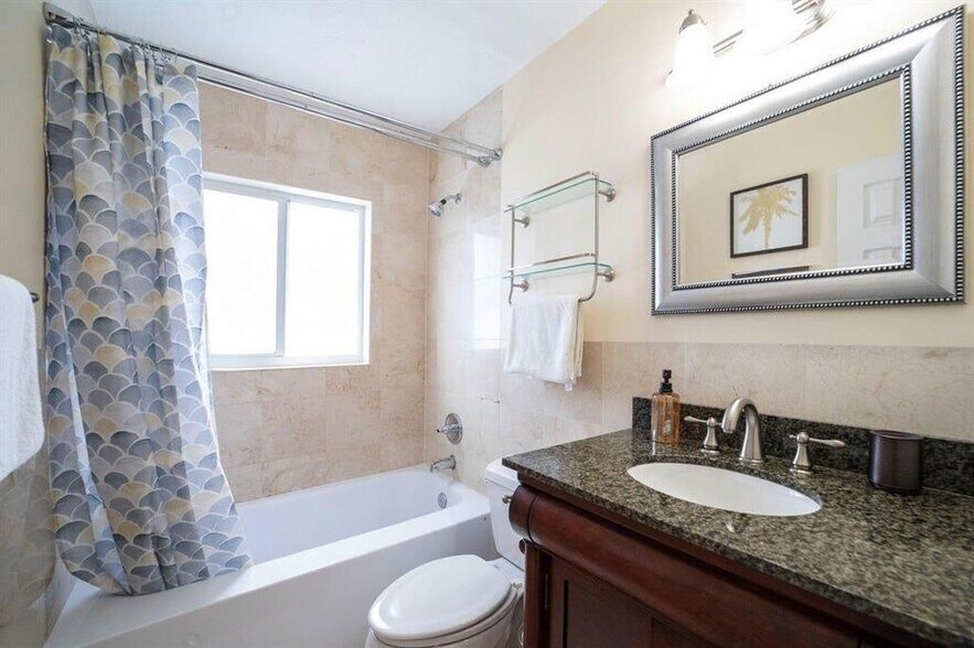 Building Photo - 2101 NE 15th St