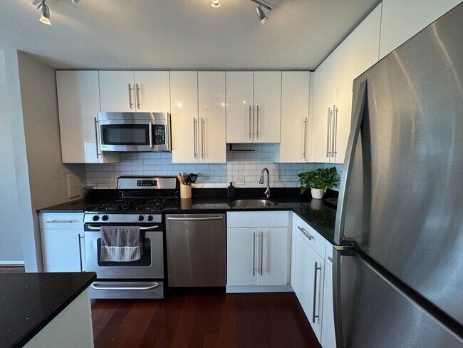 Building Photo - Light-filled Contemporary 1 Bedroom 1 Bath...