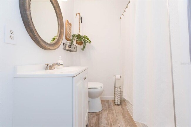 Building Photo - 4206 W Wisconsin Ave