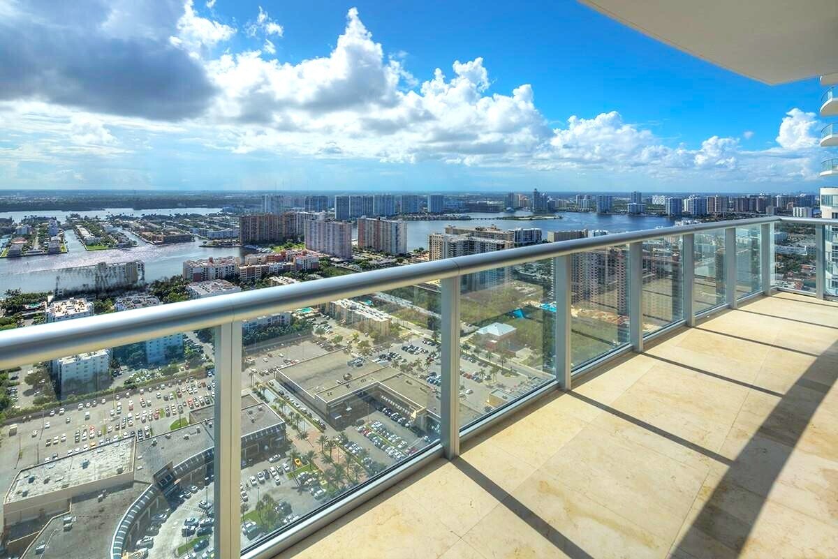 Building Photo - 17001 Collins Ave