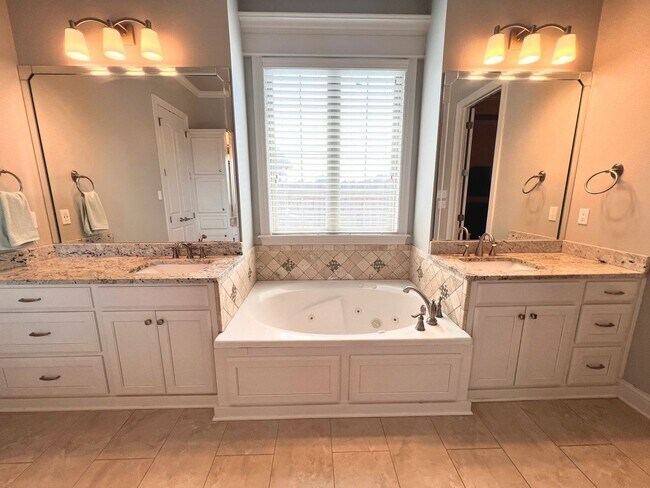 Building Photo - 725 Dumaine Dr