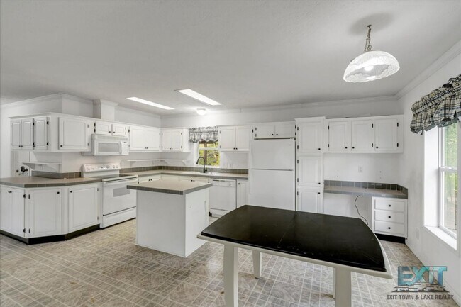 Building Photo - Welcome to this 3 Bedroom, 2 Bath Home in Wildwood Point!