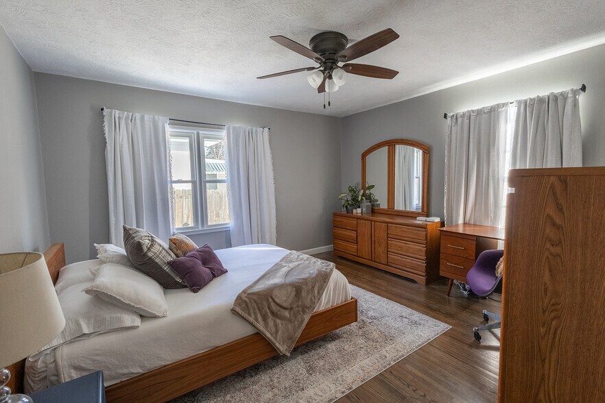 Building Photo - 1621 W 22nd St