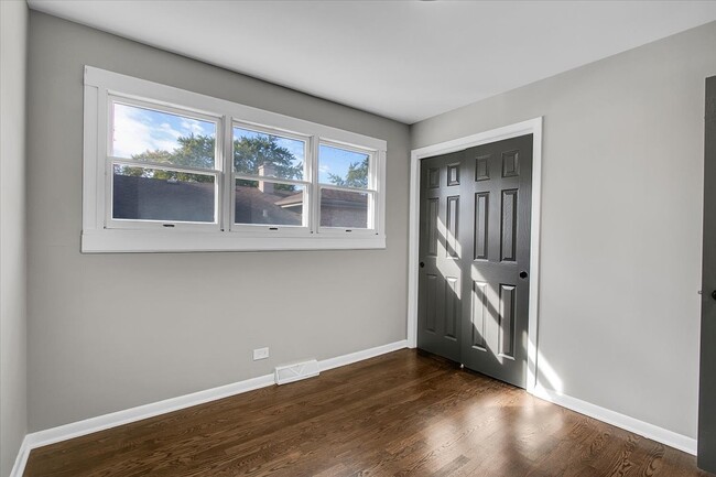 Building Photo - 329 E Jefferson St