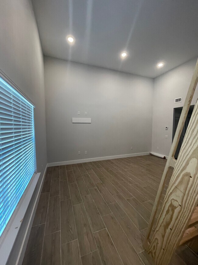 Building Photo - 51 Yacht Club Dr NE