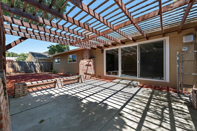 Building Photo - Remodeled 3BD/2BA Home with Award Winning Schools!