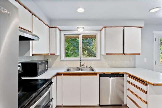 Building Photo - 3 Bed 2 Bath Fully Fenced Split Level Lake...