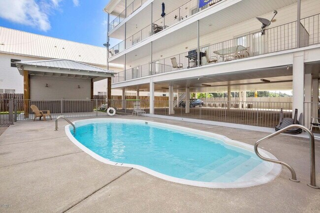 Building Photo - Great Biloxi 2/2 close to the beach!
