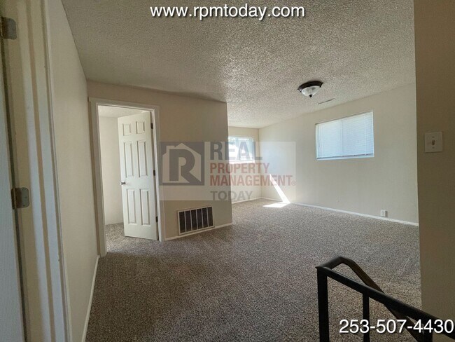Building Photo - Fantastic Vintage Style 4 Bedroom Home in ...
