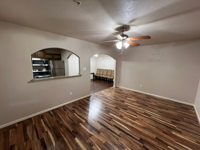 Building Photo - 19990 Ravenwood Dr